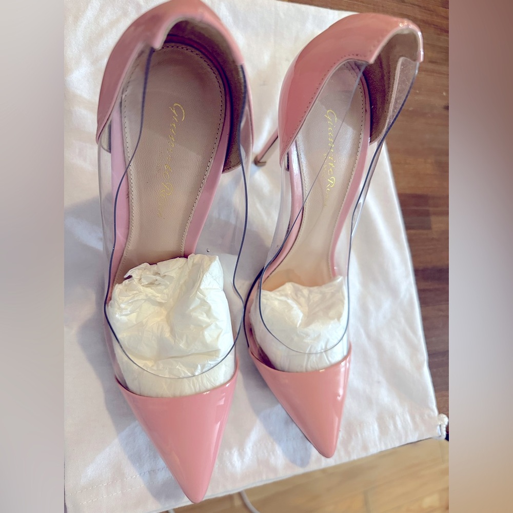 Preowned Gianvito Rossi Plexi Pump in pink size 39. This designer runs small.